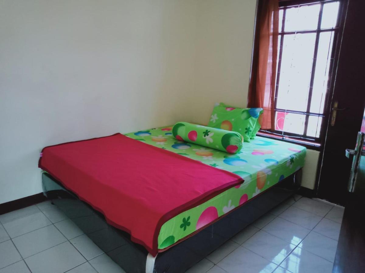 Villa Musti Green Apple Cipanas Sindanglaya Exteriör bild
