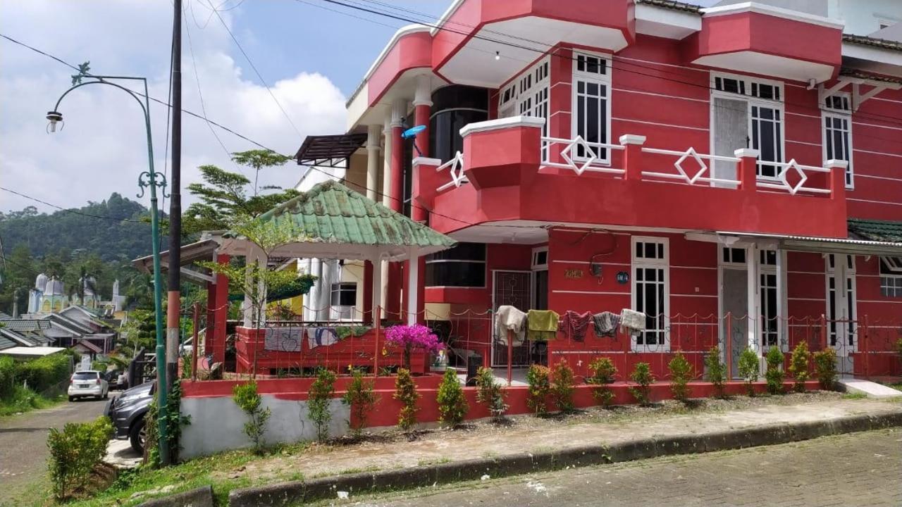Villa Musti Green Apple Cipanas Sindanglaya Exteriör bild