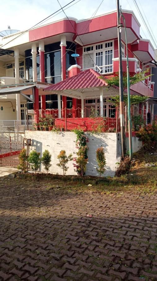 Villa Musti Green Apple Cipanas Sindanglaya Exteriör bild