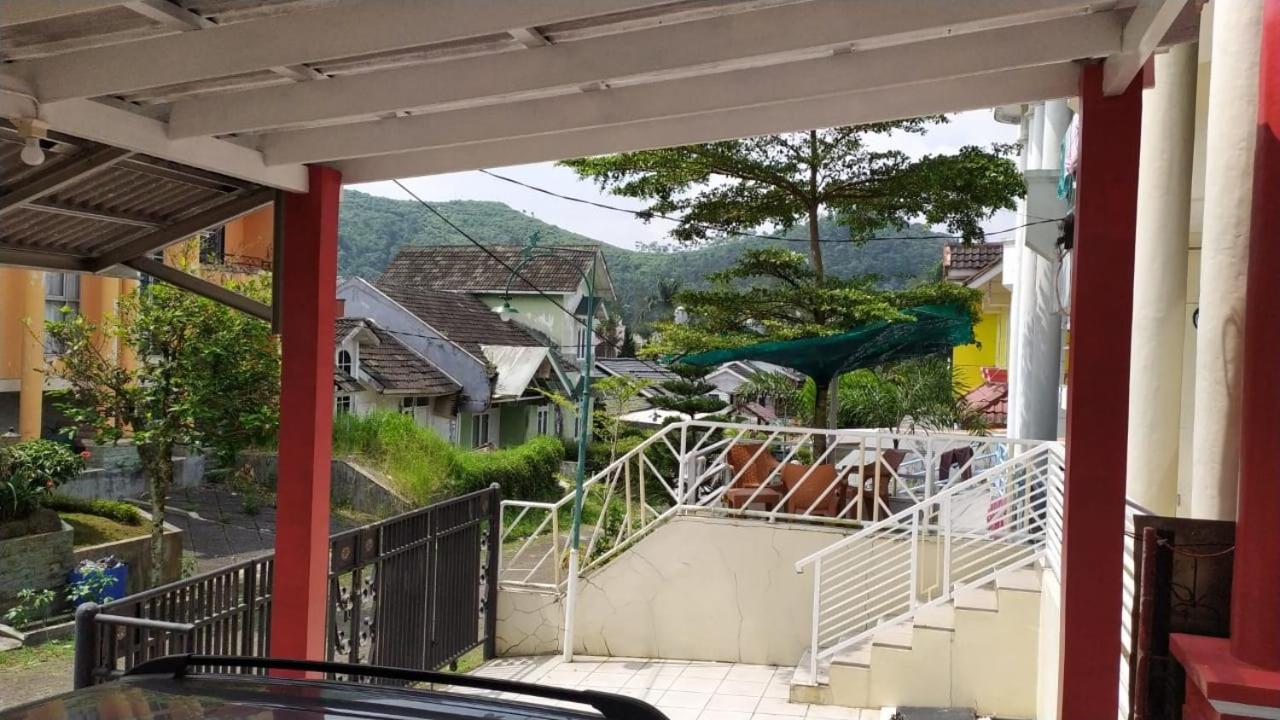 Villa Musti Green Apple Cipanas Sindanglaya Exteriör bild